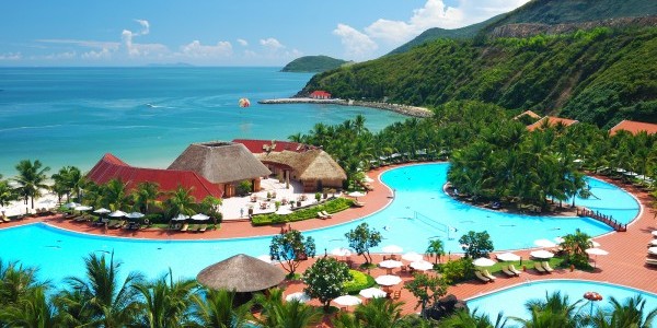 bigstock_Tropical_pool_in_luxury_hotel_14769413.jpg luxury vaca